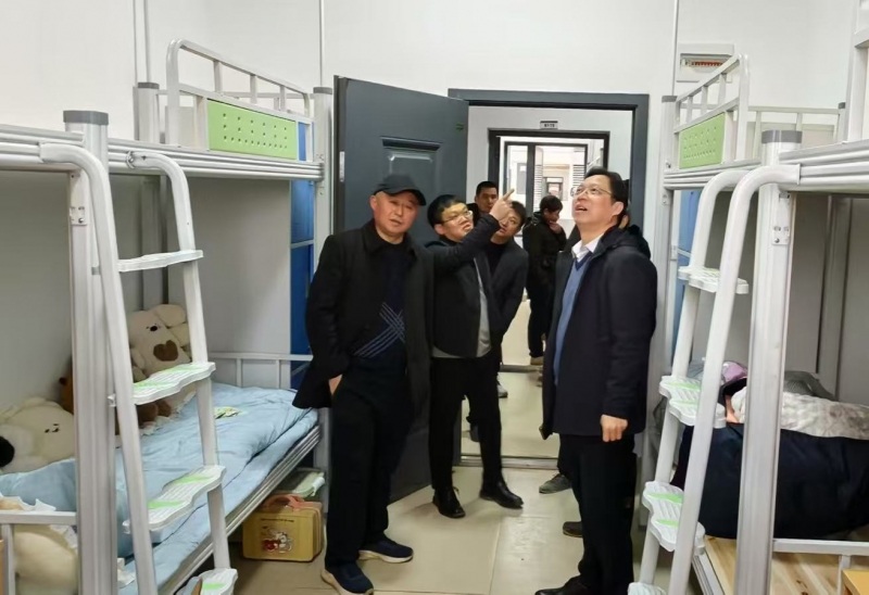 李來清、鄧昌大指導(dǎo)學(xué)生宿舍調(diào)整搬遷工作
