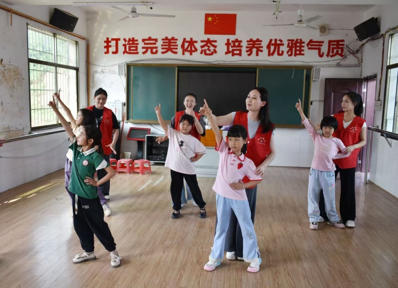 “藝暖童心”——衡陽幼兒師專志愿者赴衡南縣松江聯(lián)合學校長嶺校區(qū)開展支教幫扶活動