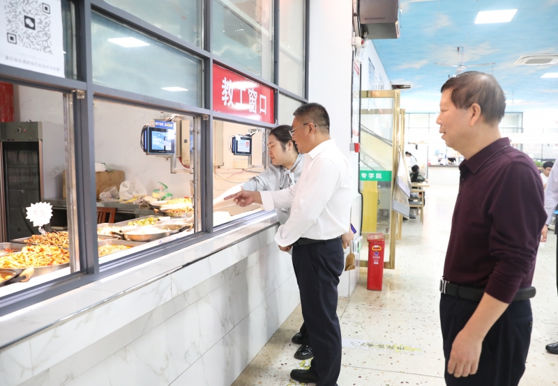 校長鄧昌大帶隊開展校園安全檢查