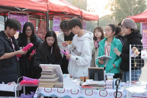 我校 “創(chuàng)響青春” 創(chuàng)新創(chuàng)業(yè)體驗(yàn)集市活動(dòng)圓滿落幕
