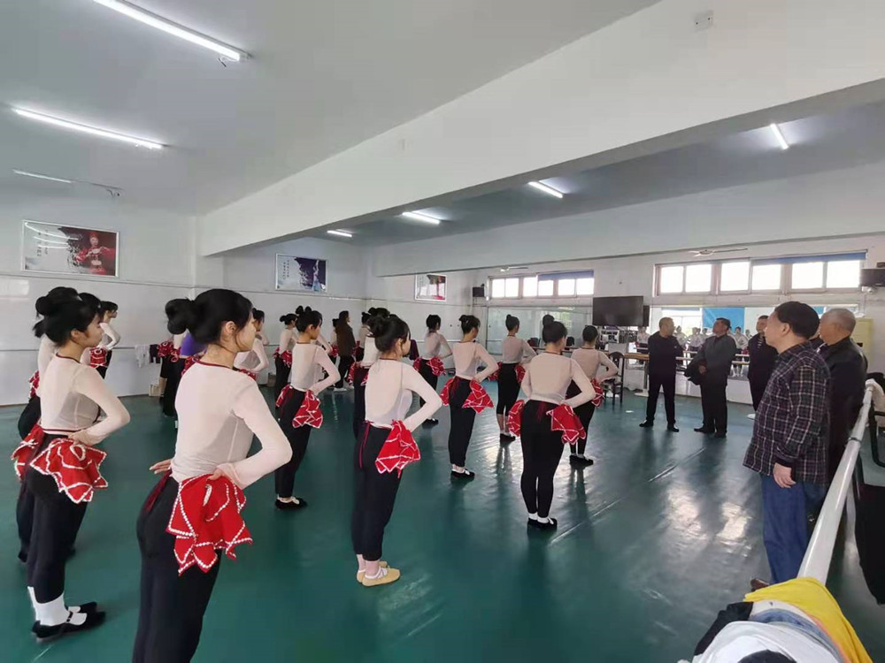 衡陽(yáng)幼高專舉行離退休總支、支部委員聯(lián)席會(huì)議