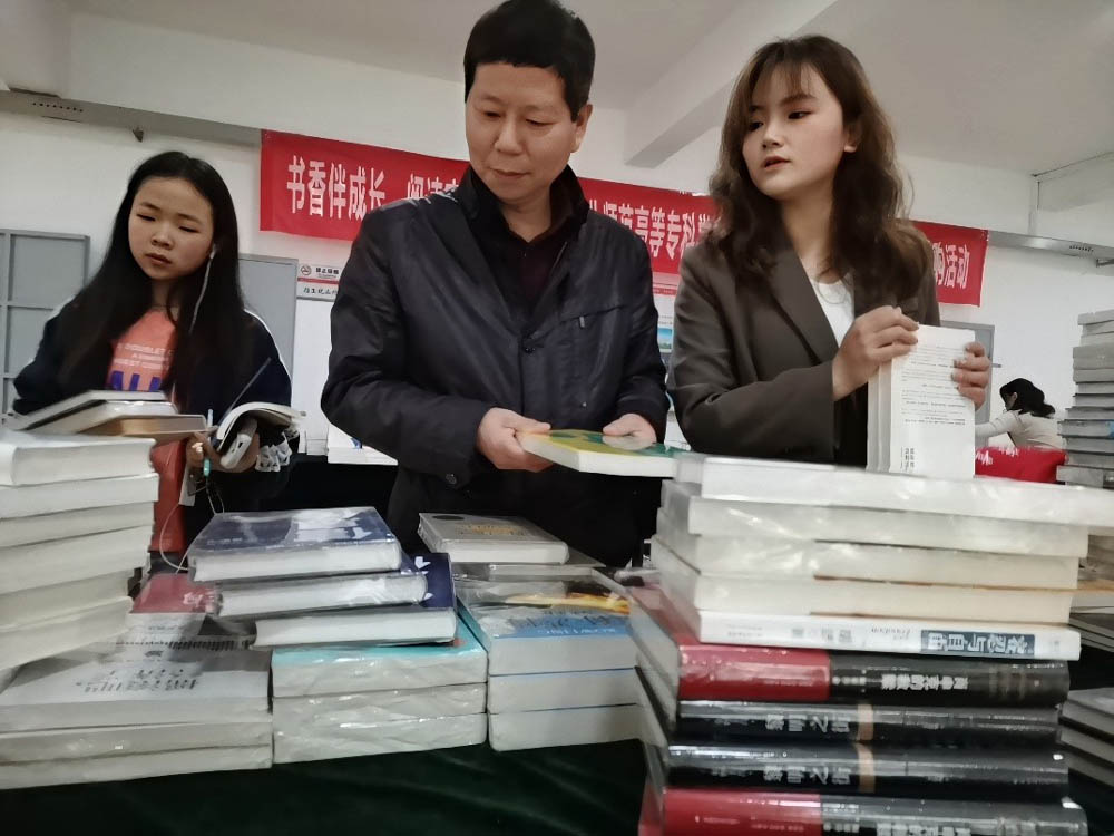 “書香伴成長，閱讀育新人”——我校圖書館成功舉辦 “你選書，我買單”活動