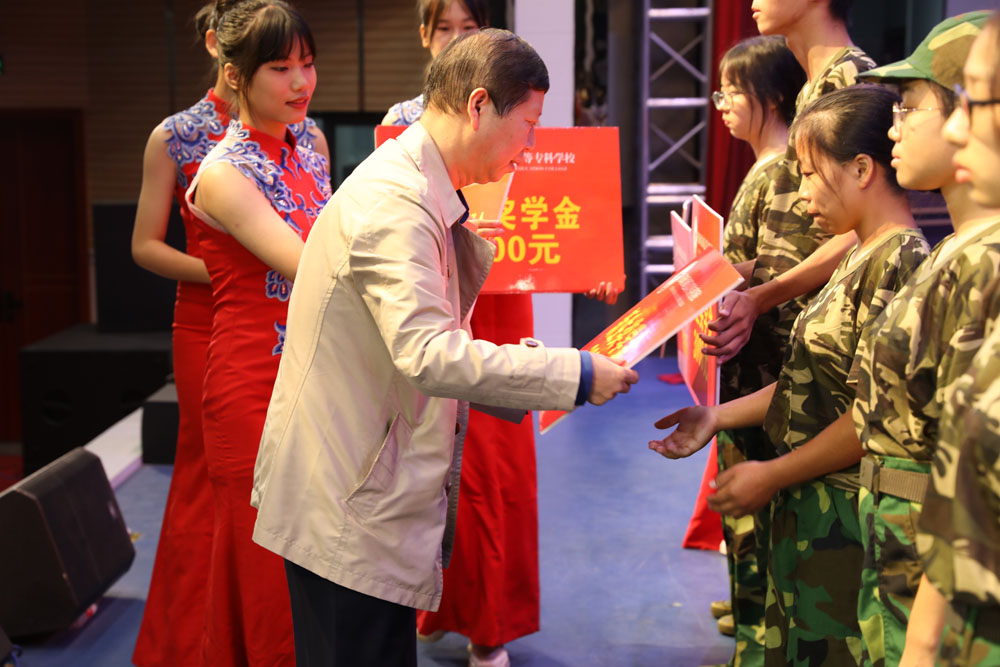 衡陽(yáng)幼高專舉行2021年秋季開(kāi)學(xué)典禮暨新生軍訓(xùn)動(dòng)員大會(huì)