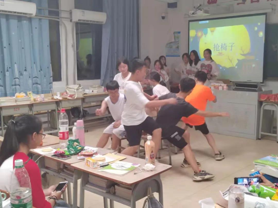 中秋佳節(jié)，師生一起過！