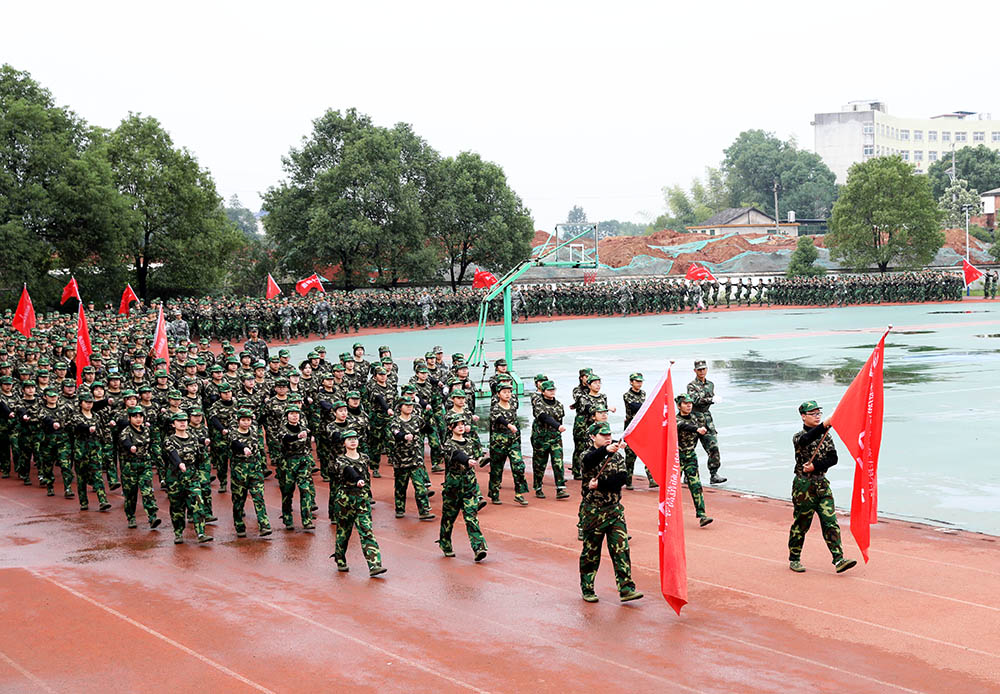 衡陽幼高專舉行2021級新生軍訓匯報表演暨總結表彰大會