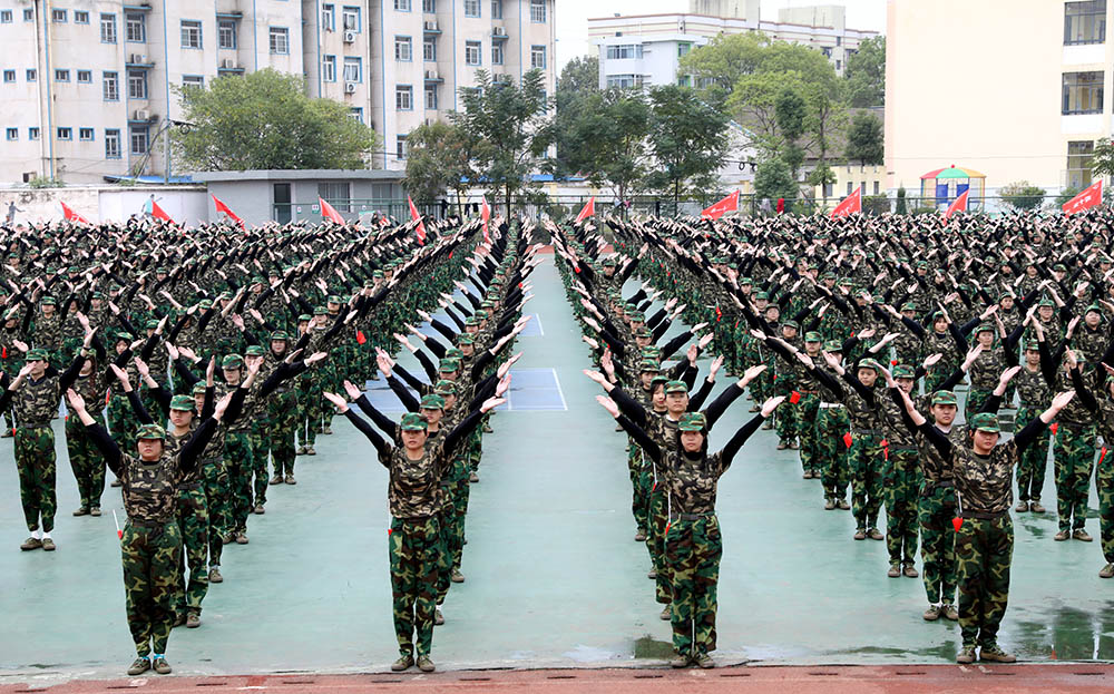 衡陽幼高專舉行2021級新生軍訓匯報表演暨總結表彰大會