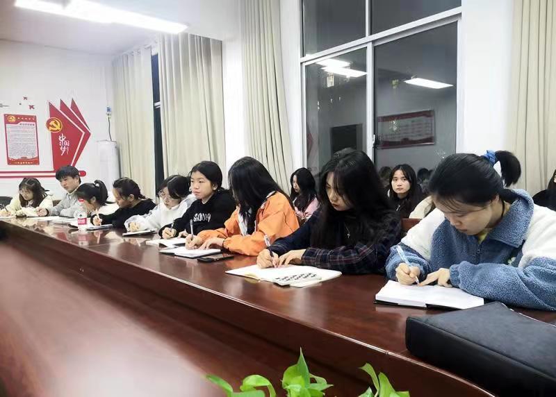 衡陽(yáng)幼高專召開“我和校長(zhǎng)面對(duì)面”2021級(jí)新生代表座談會(huì)