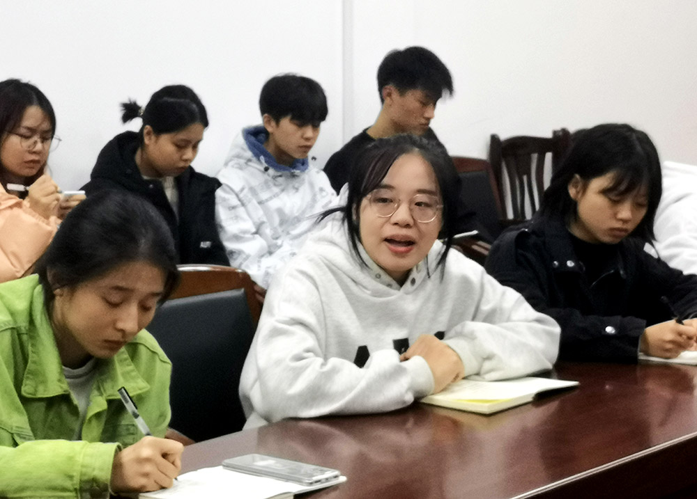 衡陽(yáng)幼高專召開“我和校長(zhǎng)面對(duì)面”2021級(jí)新生代表座談會(huì)