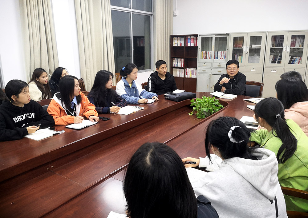 衡陽(yáng)幼高專召開“我和校長(zhǎng)面對(duì)面”2021級(jí)新生代表座談會(huì)