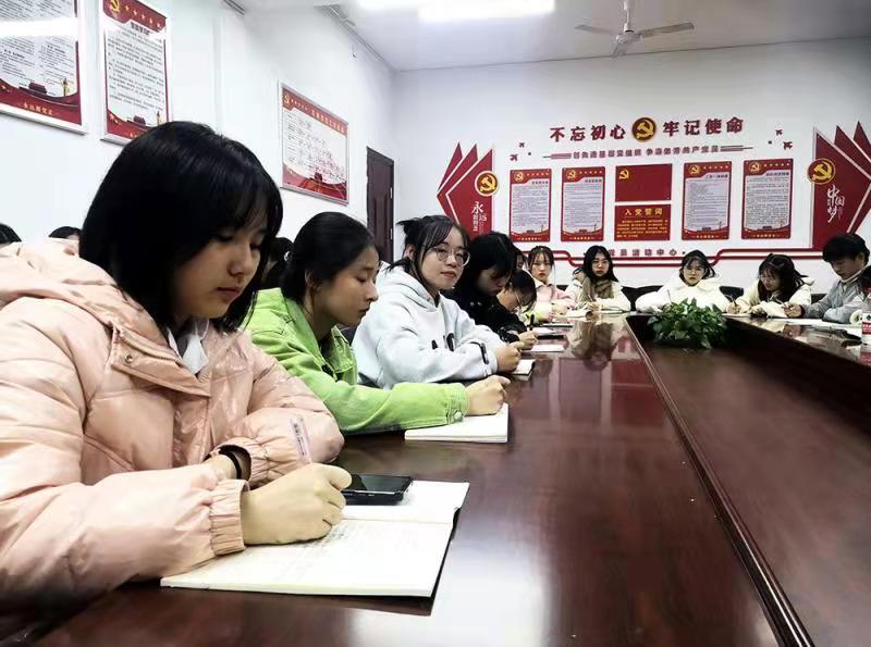 衡陽(yáng)幼高專召開“我和校長(zhǎng)面對(duì)面”2021級(jí)新生代表座談會(huì)