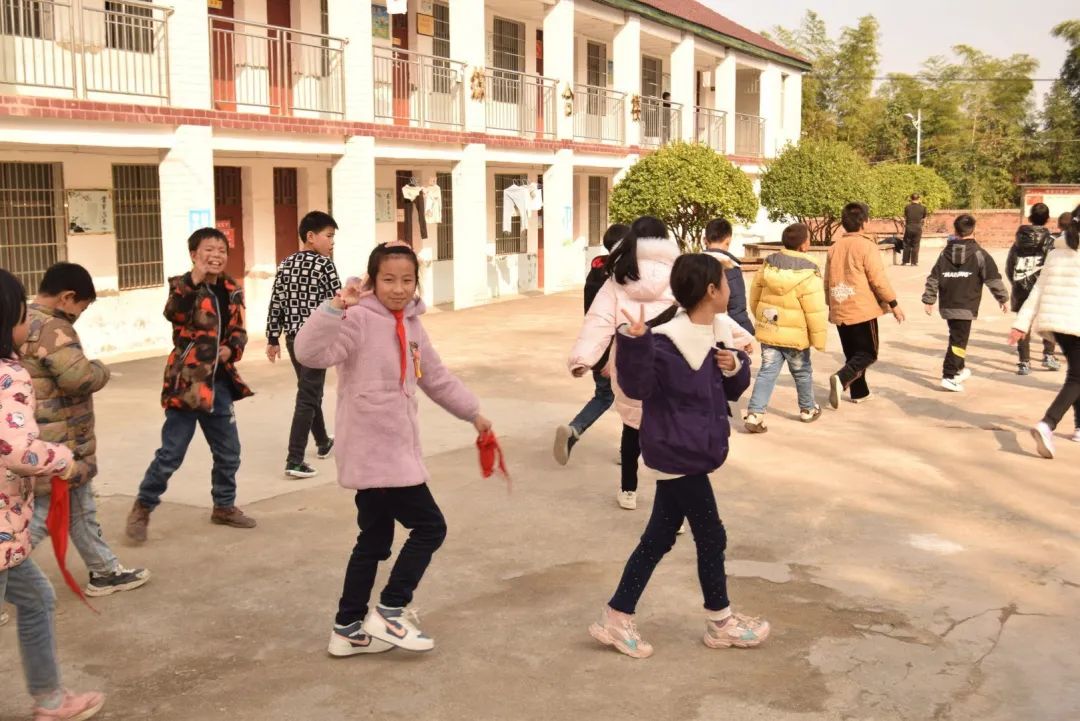 感動(dòng)！他們一次次來(lái)村小支教