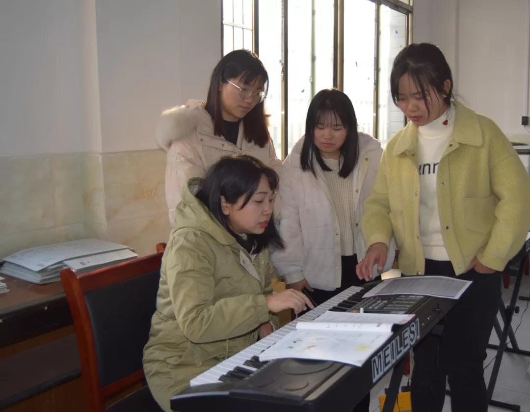 感動(dòng)！他們一次次來(lái)村小支教