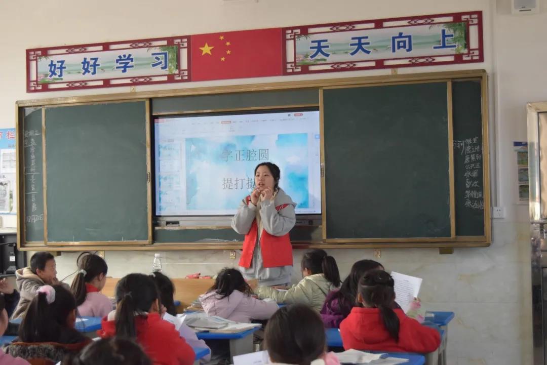 感動(dòng)！他們一次次來(lái)村小支教