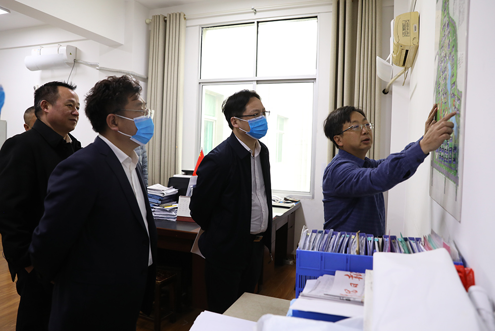 黨委書記李來清、校長(zhǎng)鄧昌大深入一線調(diào)研