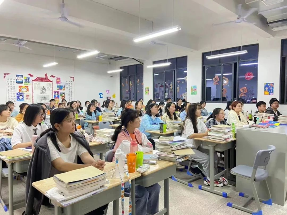 我校組織開展收看《青春之歌》暨主題班會(huì)活動(dòng)