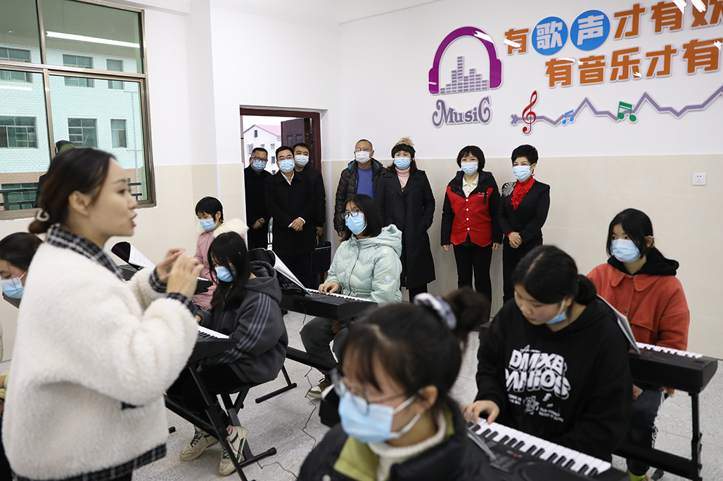 衡陽幼兒師范高等?？茖W(xué)校積極開展“百千萬‘藝術(shù)童伴’——留守兒童關(guān)愛工程”支教幫扶活動
