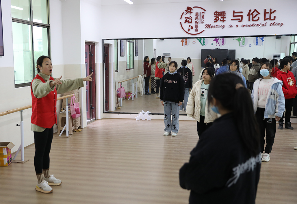 衡陽幼兒師范高等?？茖W(xué)校積極開展“百千萬‘藝術(shù)童伴’——留守兒童關(guān)愛工程”支教幫扶活動