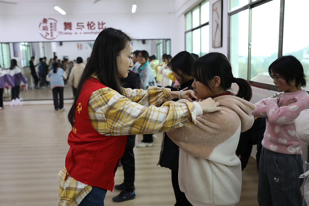 衡陽幼兒師范高等?？茖W(xué)校積極開展“百千萬‘藝術(shù)童伴’——留守兒童關(guān)愛工程”支教幫扶活動