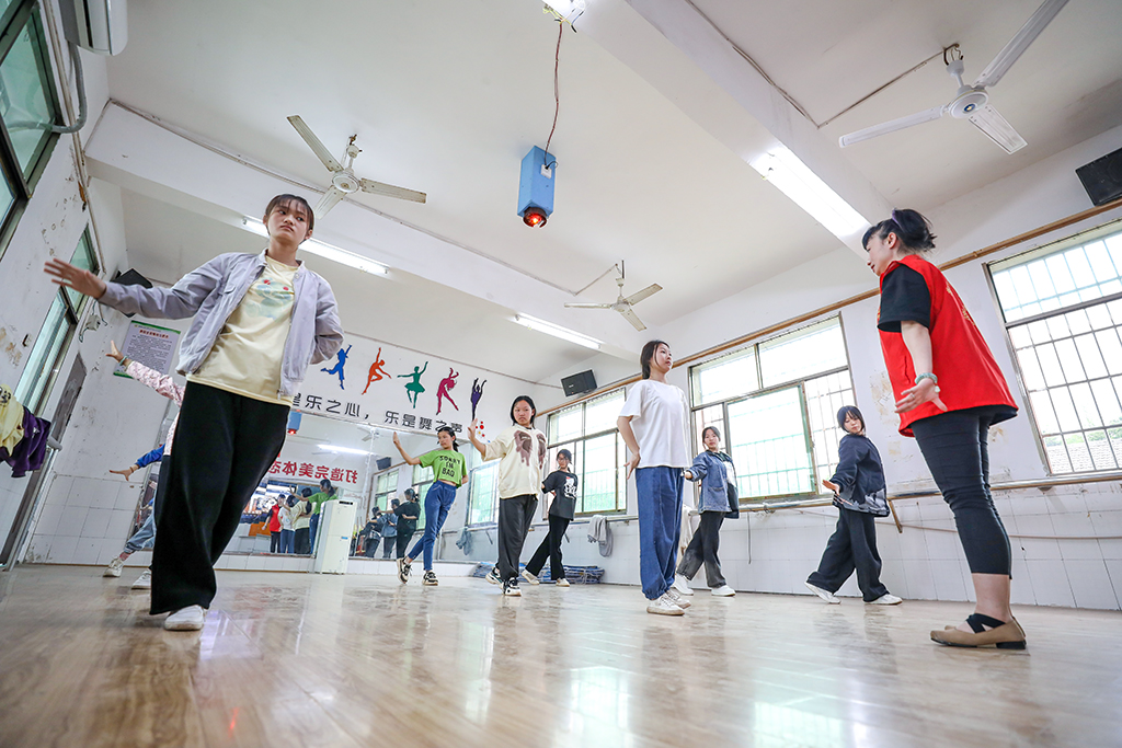 “藝”起成長(zhǎng)，伴你同行 ——衡陽(yáng)幼兒師專(zhuān)志愿者赴衡南縣松江聯(lián)合學(xué)校長(zhǎng)嶺校區(qū)開(kāi)展支教幫扶活動(dòng)