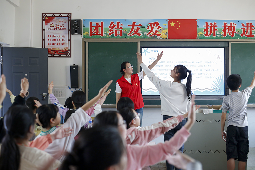 衡陽幼兒師專小學教育系赴衡南縣硫市聯(lián)合學校中心小學開展留守兒童結(jié)對幫扶工作