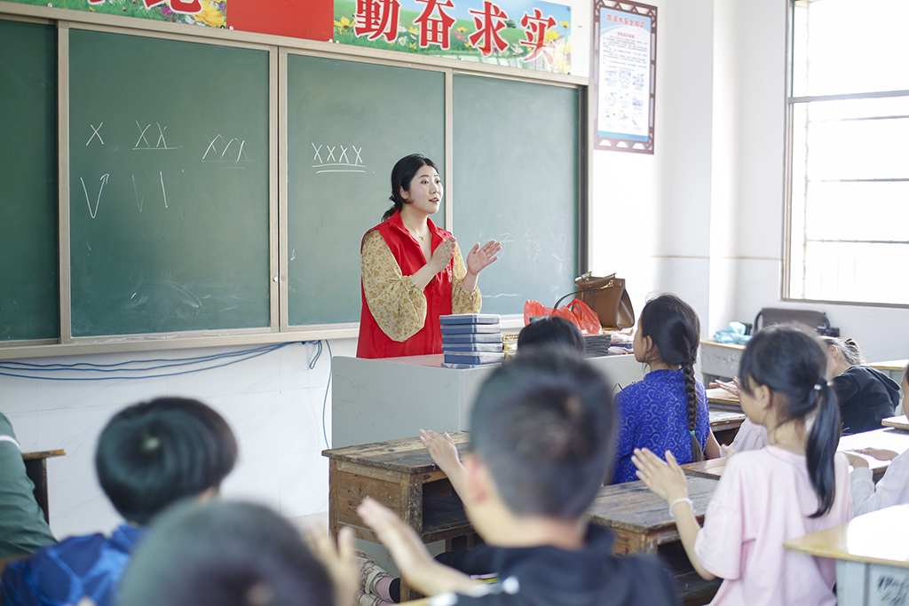 衡陽幼兒師專小學教育系赴衡南縣硫市聯(lián)合學校中心小學開展留守兒童結(jié)對幫扶工作